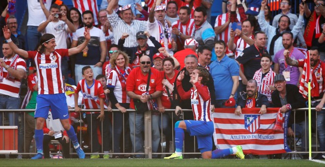 Antoine Griezmann celebra su gol con Filipe Luis. REUTERS/Susana Vera