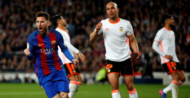 Leo Messi celebra su segundo gol contra el Valencia.- REUTERS / JUAN MEDINA