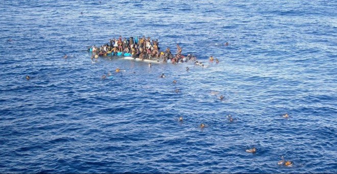 Una patera con cientos de inmigrantes a bordo se hunde en las aguas del Mediterráneo. EFE