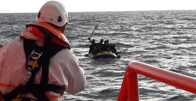 Rescatados siete hombres que cruzaban el estrecho en una embarcación hinchable / TWITTER