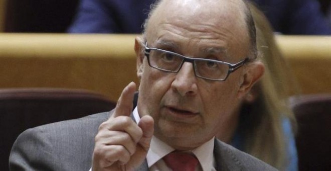 El ministro de Hacienda y Función Pública, Cristóbal Montoro, durante su intervención en la sesión de control al Gobierno esta tarde en el Senado, en Madrid. EFE/Fernando Alvarado