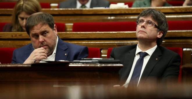 El president de la Generalitat, Carles Puigdemont, y el vicepresidente y responsable de Finanzas, Oriol Junqueras, durante el pleno del Parlament en el que se han votado los Presupuestos catalanes para 2017. REUTERS/Albert Gea