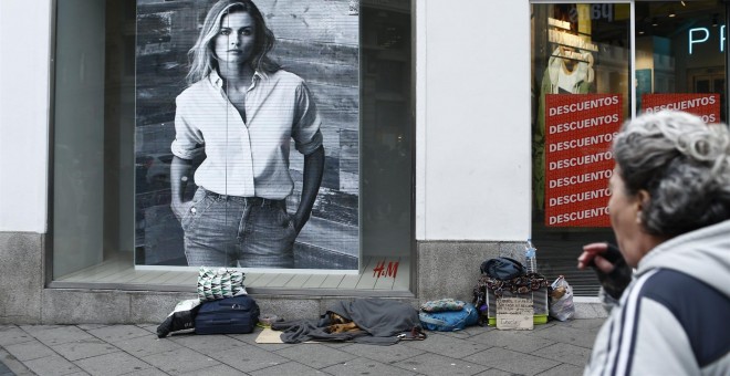 Enseres personales de una persona sintecho junto a dos grandes tiendas de ropa. EUROPA PRESS