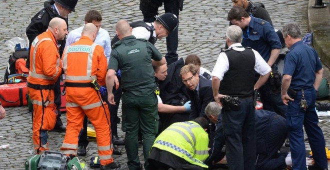 Tobias Ellwood, el diputado que intentó salvar la vida al policía apuñalado, TWITTER