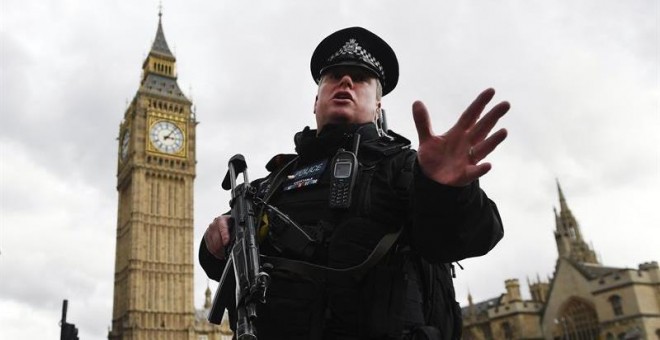 Un agente de policía británico permanece en guardia tras un tiroteo ante el Parlamento en Londres, Reino Unido. EFE/Andy Rain