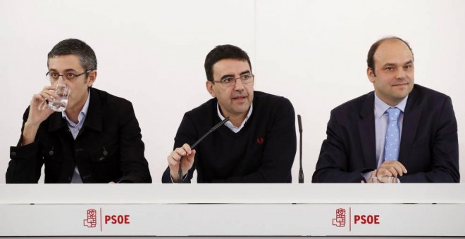 El portavoz de la Gestora del PSOE, Mario Jiménez, acompañado por los dos coordinadores de la ponencia marco, el diputado Edu Madina y el economista José Carlos Díez. EFE
