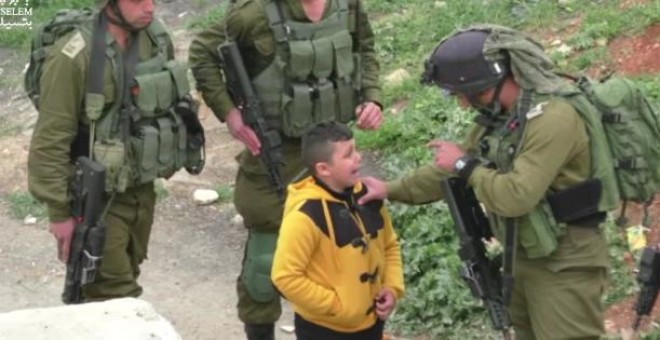 Un niño palestino de 8 años, llevado por soldados israelíes de casa en casa para delatar a quien tira piedras