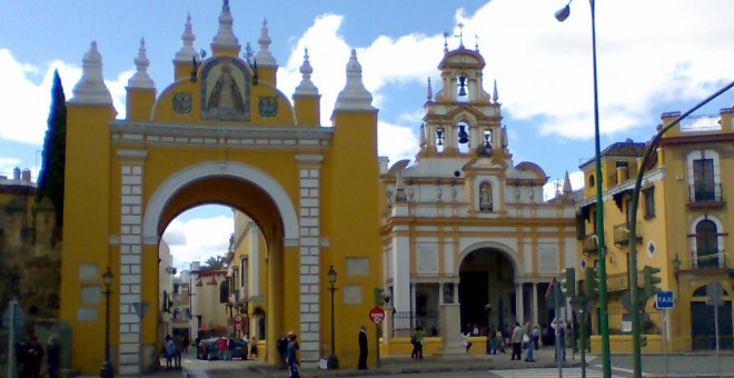 Puerta de la Basílica de la Macarena en Sevilla