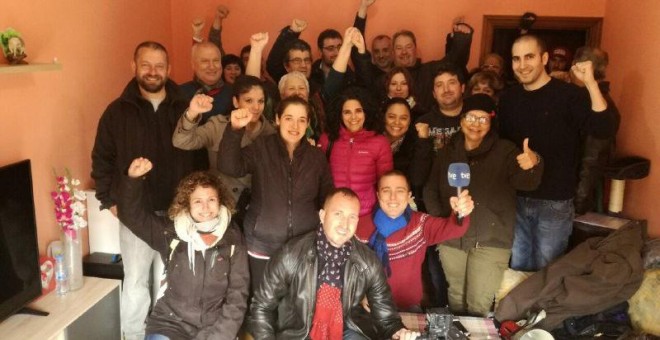 Miembros de la PAH de Leganés y de Leganemos con Tamara tras frenar el desahucio / TWITTER