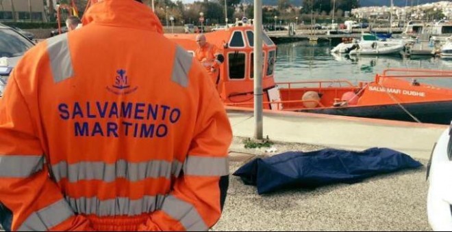 Un miembro de Salvamento Marítico junto al cuerpo rescatado de un inmigrante fallecido.- SALVAMENTO MARÍTIMO