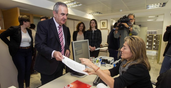 El secretario general del PSOE murciano, Rafael González Tovar, acompañado por los 13 diputados del grupo socialista en la Asamblea General, registra la moción de censura contra el presidente de Murcia, Pedro Antonio Sánchez. EFE/Marcial Guillén