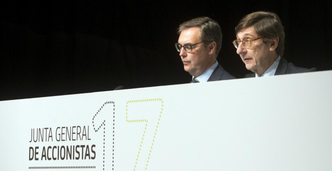 El presidente de Bankia, Jose Ignacio Goirigolzarri, junto al consejero delegado, José Sevilla, durante la junta de accionistas de la entidad. EFE/Kai Försterling