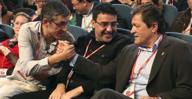 El presidente de la gestora del PSOE, Javier Fernández, y Eduardo Madina se estrechan la mano.EFE/ Chema Moya