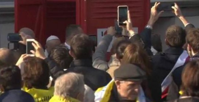 Captura de pantalla. El Papa utilizando un urinario portátil durante su visita a una localidad empobrecida de Milán