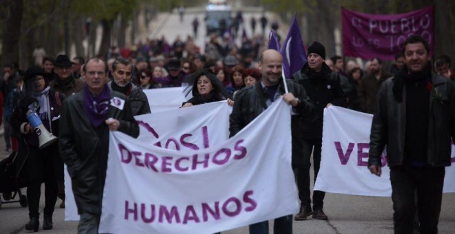 Centenares de personas han recorrido este sábado las calles de Madrid para reclamar "el derecho a tener derechos".- AHORA PODEMOS