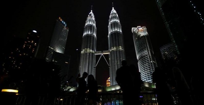 arias personas toman fotografías de las Torres Gemelas de Petronas momentos antes del apagón simbólico con motivo de la 'Hora del Planeta' en Kuala Lumpur (Malasia) hoy, 25 de marzo de 2017. Los principales edificios y monumentos de Pamplona apagarán la l