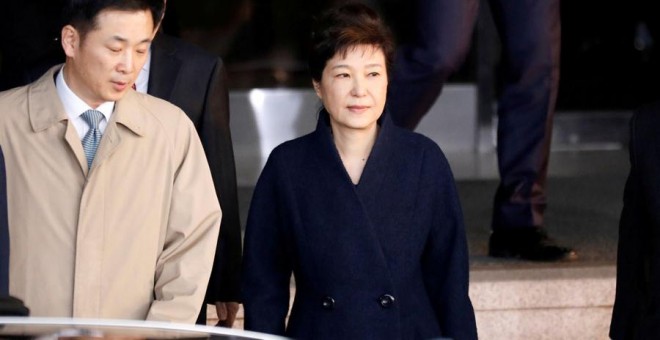 La expresidenta surcoreana Park Geun-hye deja la oficina de la Fiscalía hace unos días. REUTERS/Kim Hong-Ji