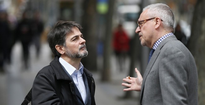 El exdiputado de CiU Oriol Pujol (i), conversa con su abogado, Xavier Melero, a la salida de la Audiencia Nacional. EFE/Mariscal