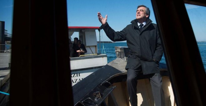 Fillon, en un barco en Le Croisic (Francia), este lunes. REUTERS/Jean-Sebastien Evrard