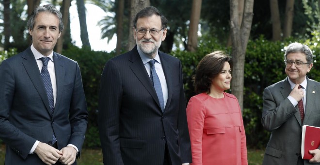 El presidente del Gobierno, Mariano Rajoy; la vicepresidenta, Soroya Sáenz de Santamaría; el ministro de Fomento, Iñigo de la Serna, y el delegado del Gobierno en Catalunya, Enric Millo, posan antes de la inauguración de la jornada sobre infraestructuras