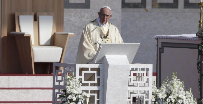 El papa Francisco celebra una misa en el circuito de Monza. /REUTERS