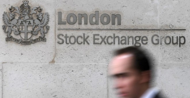 Un peatón pasa por delante del edificio de la Bolsa de Londres (London Stock Exchange o LSE). EFE/Andy Rain