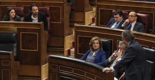 El ministro del Interior, Juan Antonio Zoido, se dirige al líder de Podemos, Pablo Iglesias, durante la sesión de control al Gobierno en el pleno del Congreso de los Diputados. EFE/Ballesteros