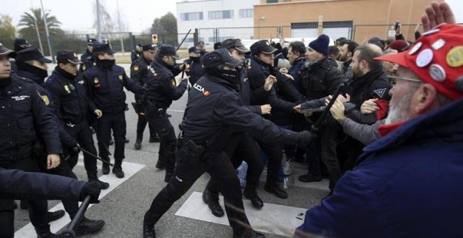 La Policía Nacional carga contra los trabajadores de Coca-Cola. /EFE