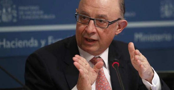 El ministro de Hacienda y Función Pública, Cristóbal Montoro, durante la presentación de los datos de déficit. | EFE