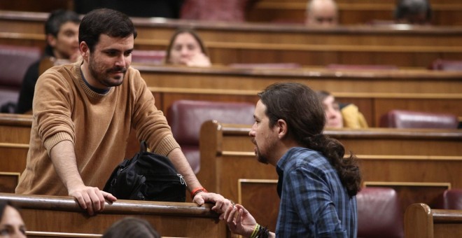 Foto de archivo de Alberto Garzón y Pablo Iglesias en el hemiciclo / EUROPA PRESS