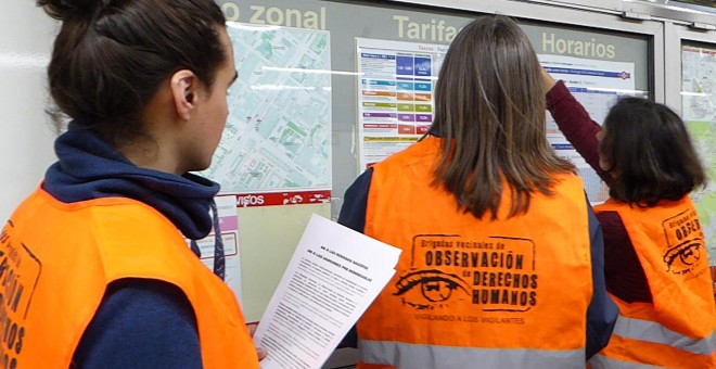 Las Brigadas Vecinales, durante una acción contra las redadas racistas en el metro de Madrid. / BVODH