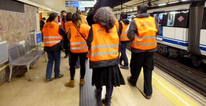 Las Brigadas Vecinales, durante una acción contra las redadas racistas en el metro de Madrid. / BVODH