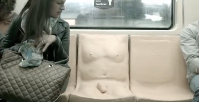 Captura de uno de los videos de ONU México sobre el asiento con pene destinado a denunciar la violencia sexual que sufren las mujeres en los trenes y autobuses.