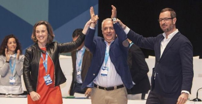 El nuevo líder del PP riojano, José Ignacio Ceniceros (c), junto al vicesecretario de Acción Sectorial del PP, Javier Maroto (c) y la alcaldesa de Logroño, Concepción Gamarra (i),durante la clausura hoy del 16 Congreso Regional del PP de La Rioja. EFE