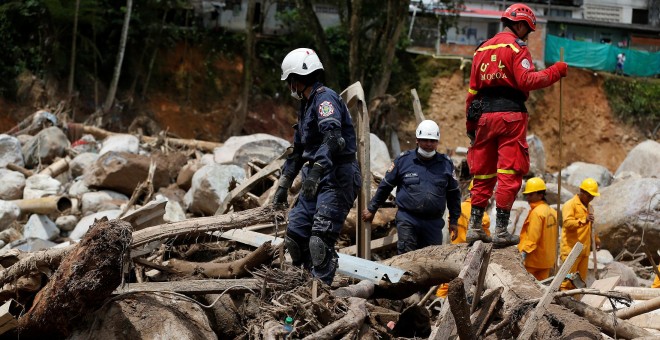 Servicios de rescate busca cadáveres entre las montañas de roca y madera en Mocoa. /REUTERS