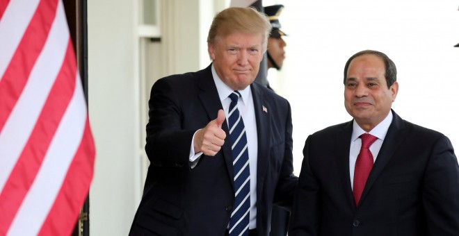 Donald Trump junto al presidente egipcio Abdel Fattah al-Sisi, ayer en la Casa Blanca. /REUTERS