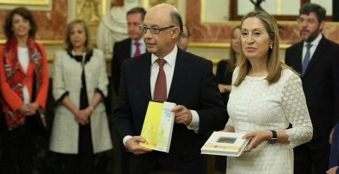 Imagen del ministro de Hacienda entregando los Presupuestos a la presidenta del Congreso / EUROPA PRESS