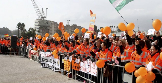 Alrededor de un millar de estibadores se manifiestan en el puerto de Algeciras. EFE