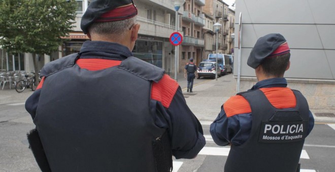 Dos agentes de los Mossos d'Esquadra. (Efe)