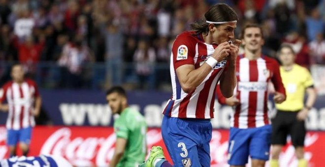 El defensa brasileño del Atlético de Madrid, Filipe Luis, celebra el gol anotado ante la Real Sociedad. - EFE