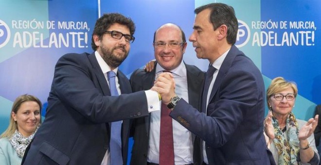 El expresidente de Murcia, Pedro Antonio Sánchez (c); el coordinador general del PP, Fernando Martínez-Maillo (d); y el candidato del PP de Murcia a la Presidencia de la Región, Fernando López Miras (i). EFE