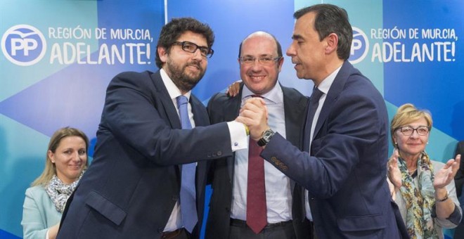 El expresidente de Murcia, Pedro Antonio Sánchez (c); el coordinador general del PP, Fernando Martínez-Maillo (d); y el candidato del PP de Murcia a la Presidencia de la Región, Fernando López Miras (i). EFE