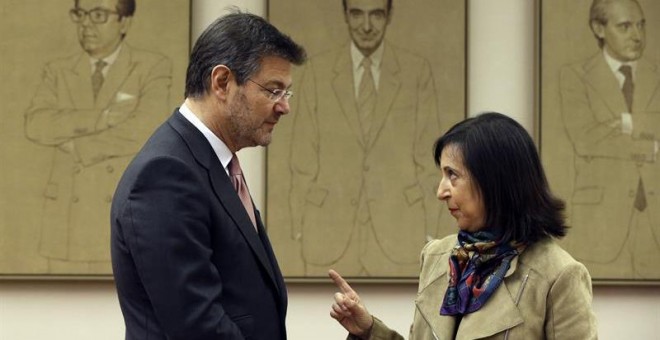 El ministro de Justicia, Rafael Catalá, hablando con Margarita Robles, del PSOE / EFE