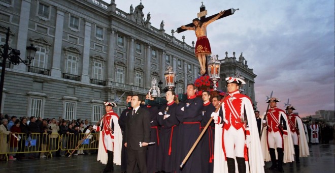 Una de las procesiones de Madrid a su paso por el Palacio Real.