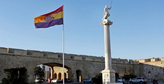 La bandera republicana izada en la plaza de la Constitución de Cádiz con motivo de unas jornadas de memoria histórica. EFE/Román Ríos