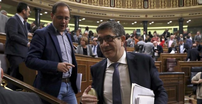 César Luena junto a Patxi López en el pleno celebrado este jueves en el Congreso. /EFE