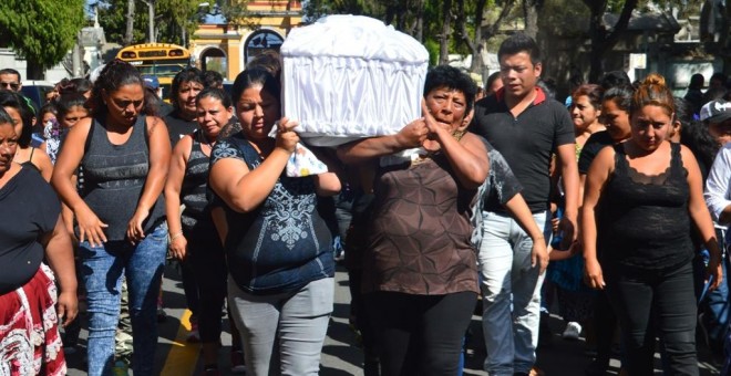 Entierro de Madelin Hernández Hernández, de 15 años, una de las 41 niñas muertas calcinadas en el Hogar Seguro de Guatemala