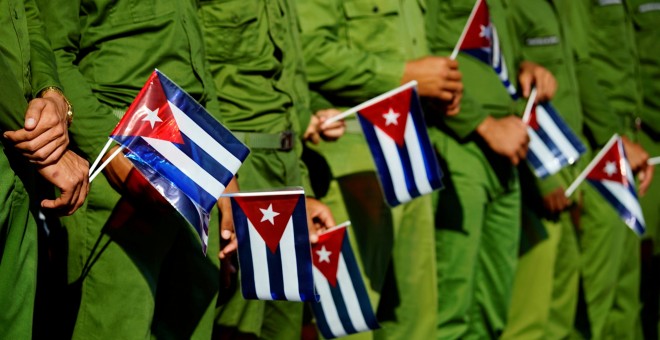 Soldados de la armada cubana sujetan banderas del país caribeño durante el el 60 aniversario de la muerte del líder revolucionario José Antonio Echeverria.REUTERS/Alexandre Meneghini