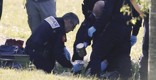 Agentes de la Policía francesa examinan uno de los zulos con armamento y munición de ETA cuya ubicación ha publicado este 8 abril, en el llamado Día del Desarme. REUTERS/Regis Duvignau