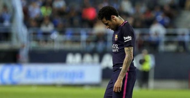 - El delantero brasileño del FC Barcelona Neymar da Silva es expulsado tras recibir tarjeta roja durante el partido.- EFE